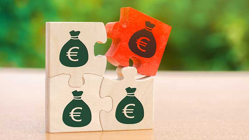 Quatro peças de puzzle em madeira com desenho de saco de euros